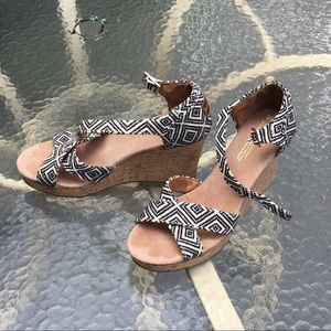 Toms Black & White Pattern Wedges